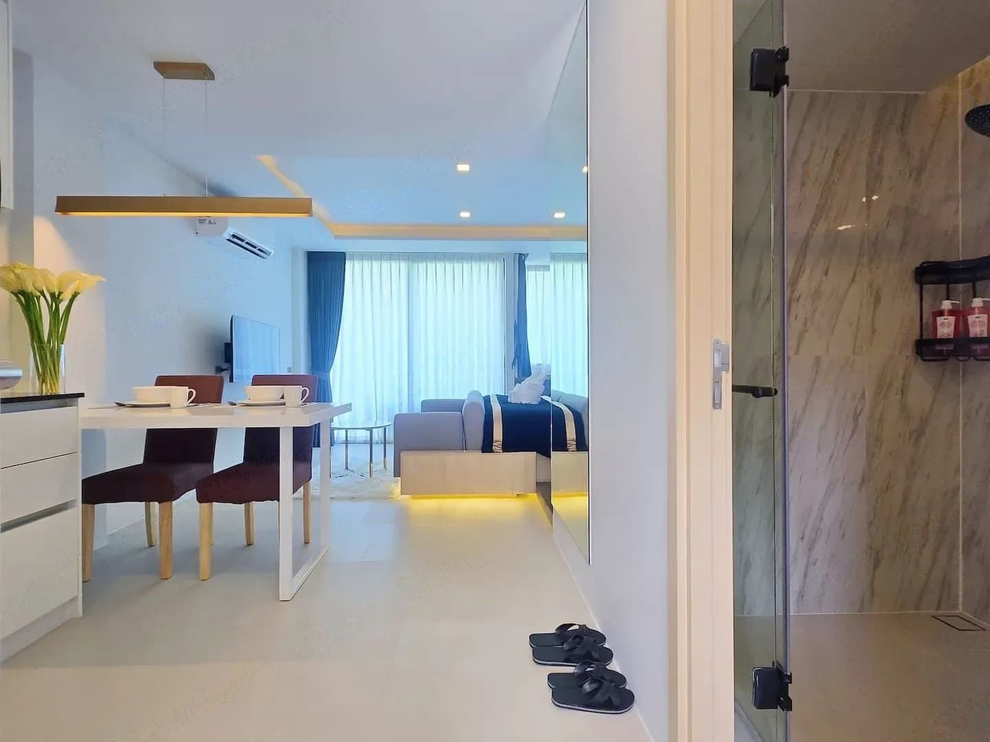 Студия с тропическим видом и ванной на балконе — фото 2